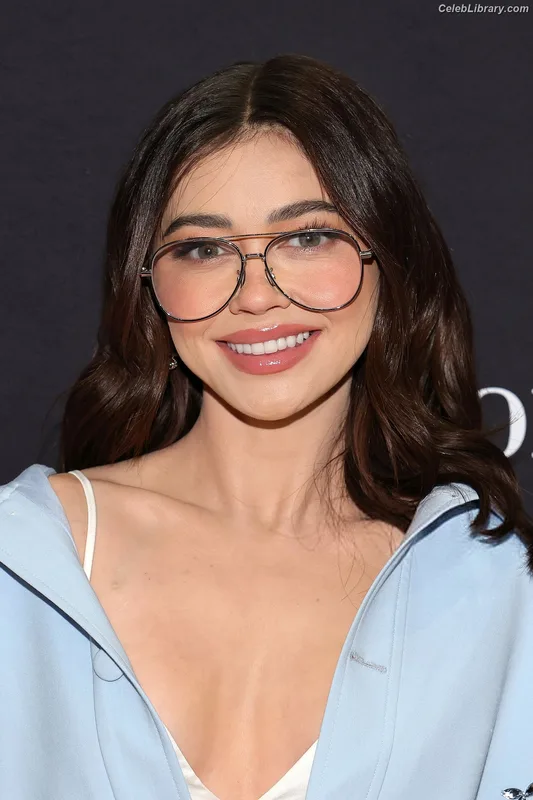 Sarah Hyland photo 5 of 297