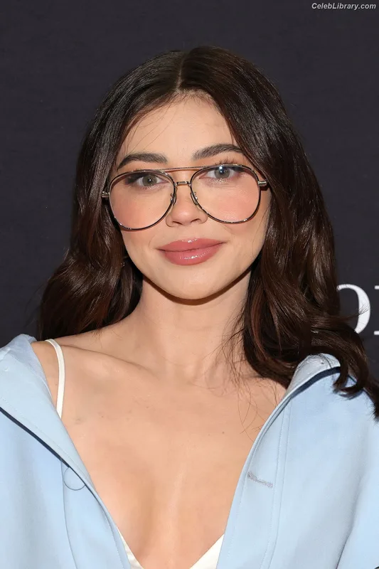 Sarah Hyland photo 6 of 297