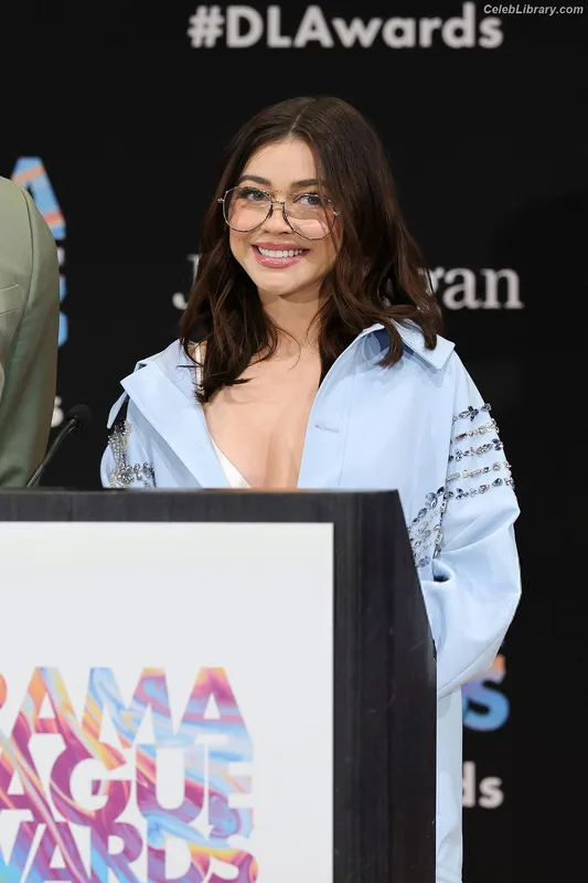 Sarah Hyland photo 10 of 297