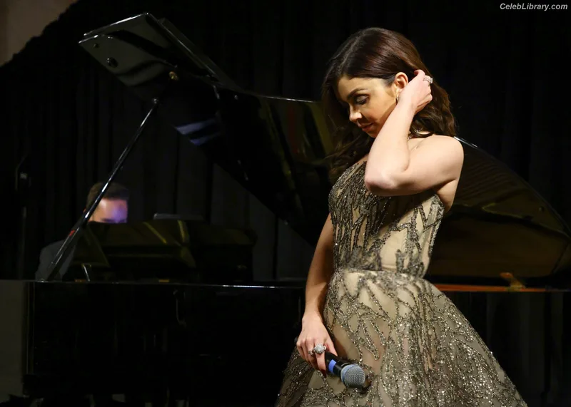 Sarah Hyland photo 15 of 297