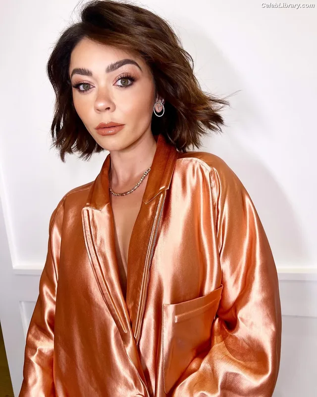 Sarah Hyland photo 1 of 297