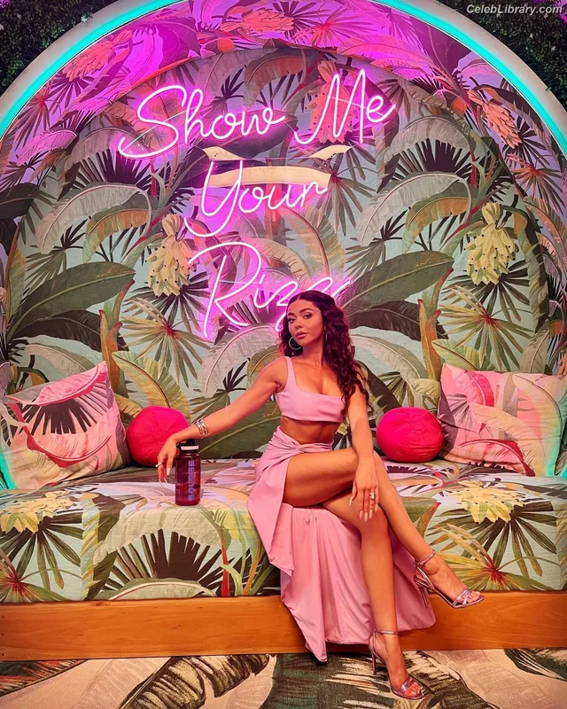 Sarah Hyland photo 3 of 297