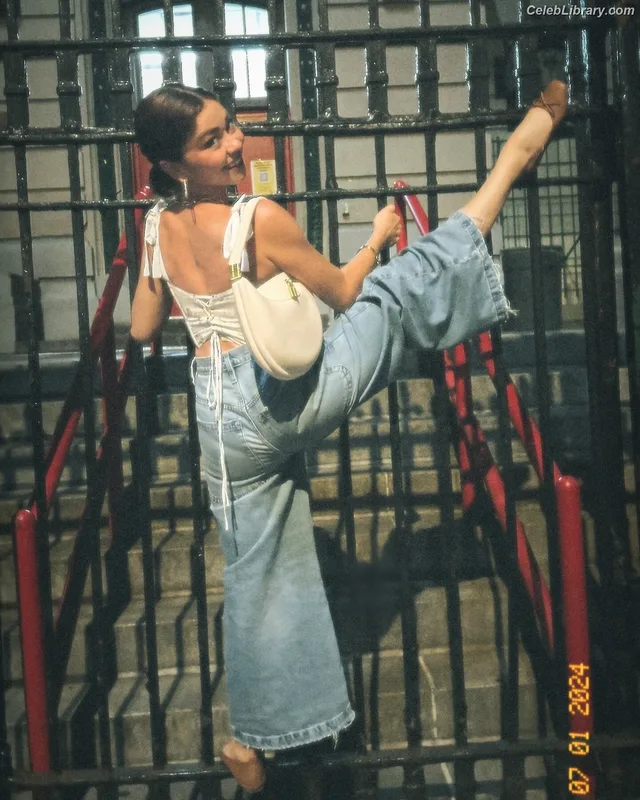Sarah Hyland photo 6 of 297