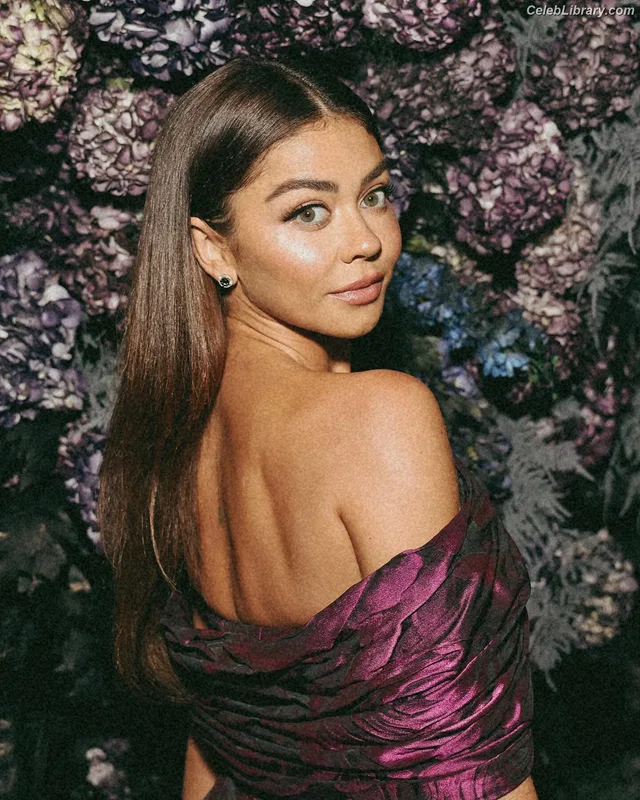 Sarah Hyland photo 10 of 297
