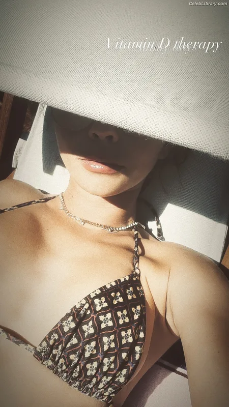 Sarah Hyland photo 8 of 297