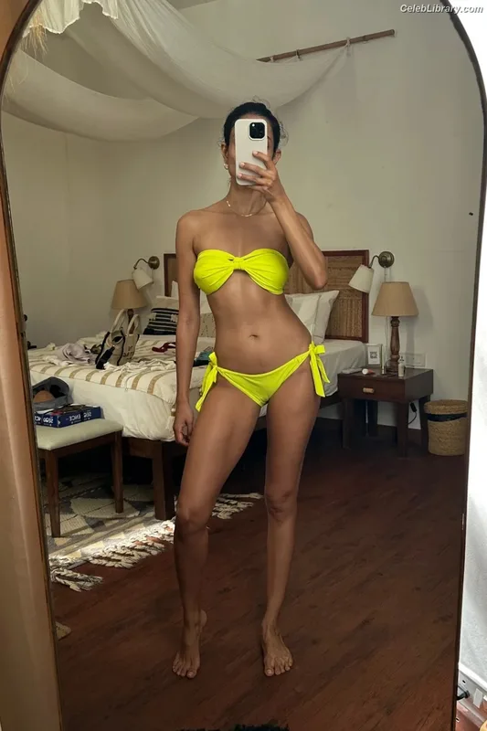 Sarah-Jane Dias photo 1 of 15