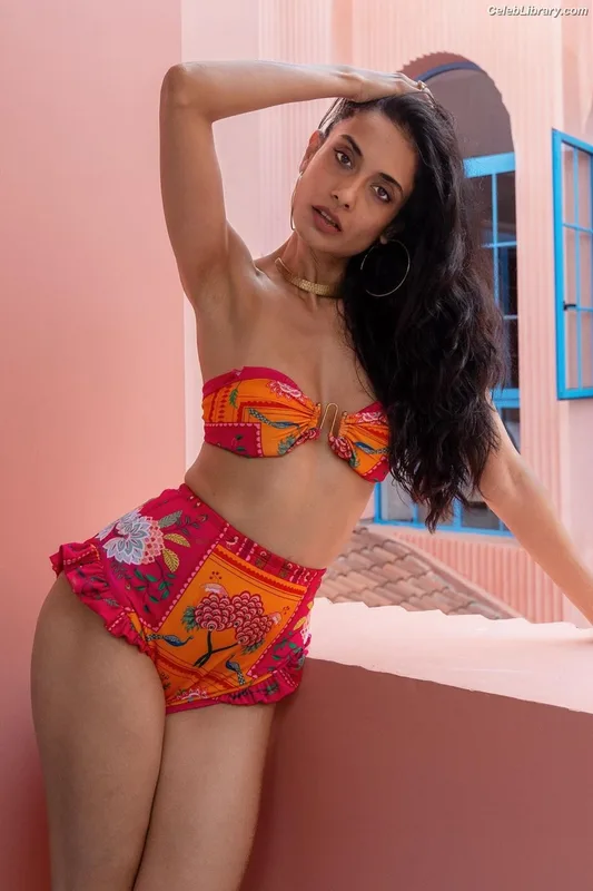 Sarah-Jane Dias photo 3 of 15