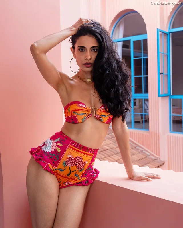 Sarah-Jane Dias photo 4 of 15