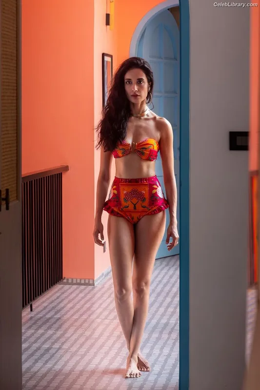 Sarah-Jane Dias photo 5 of 15