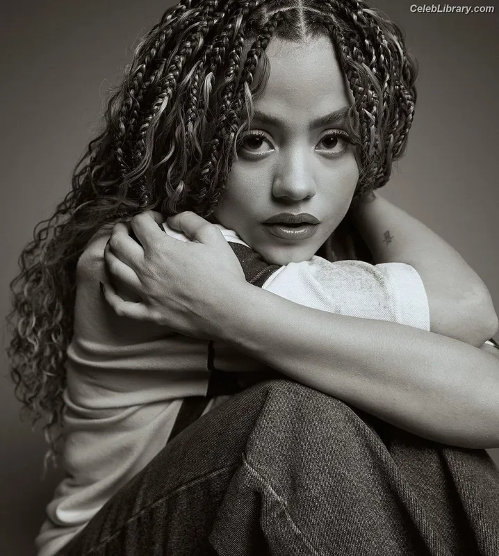 Sarah Jeffery photo 24 of 206