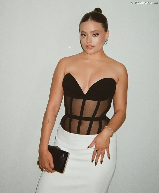 Sarah Jeffery photo 1 of 206