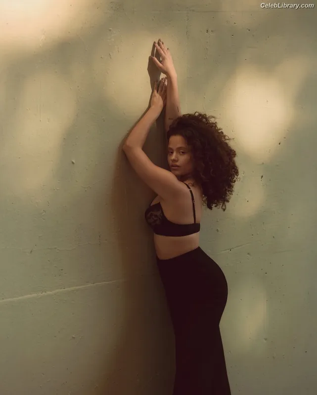 Sarah Jeffery photo 18 of 206