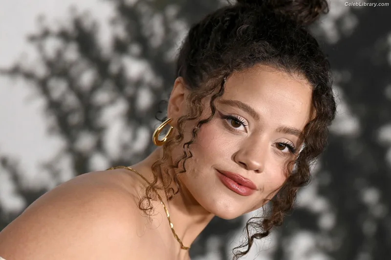 Sarah Jeffery photo 2 of 206