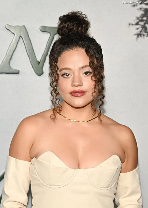 Sarah Jeffery photo 7 of 206