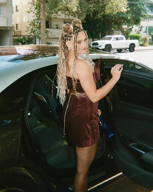 Sarah Jeffery photo 3 of 206
