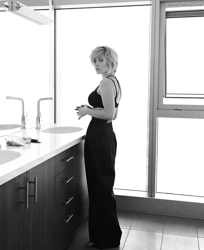 Sarah Jones photo 13 of 38