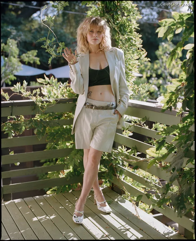 Sarah Jones photo 17 of 38