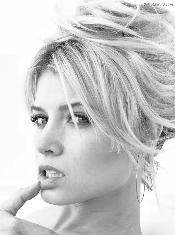 Sarah Jones photo 7 of 38