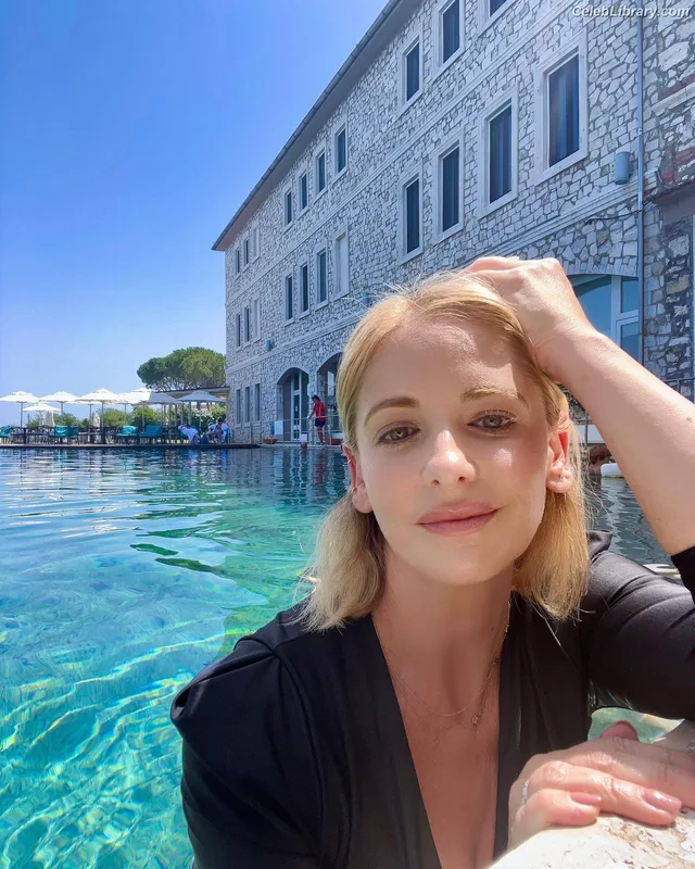 Sarah Michelle Gellar photo 8 of 653