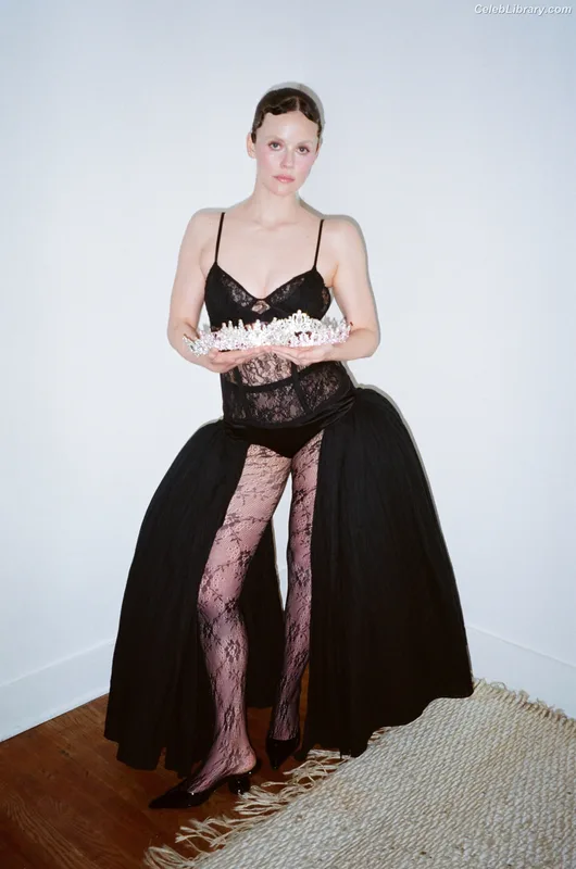 Sarah Ramos photo 3 of 11