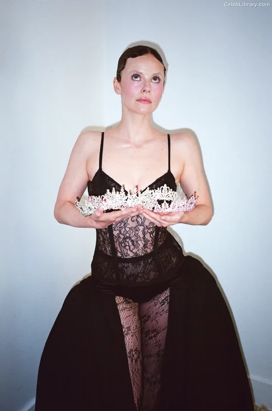 Sarah Ramos photo 7 of 11
