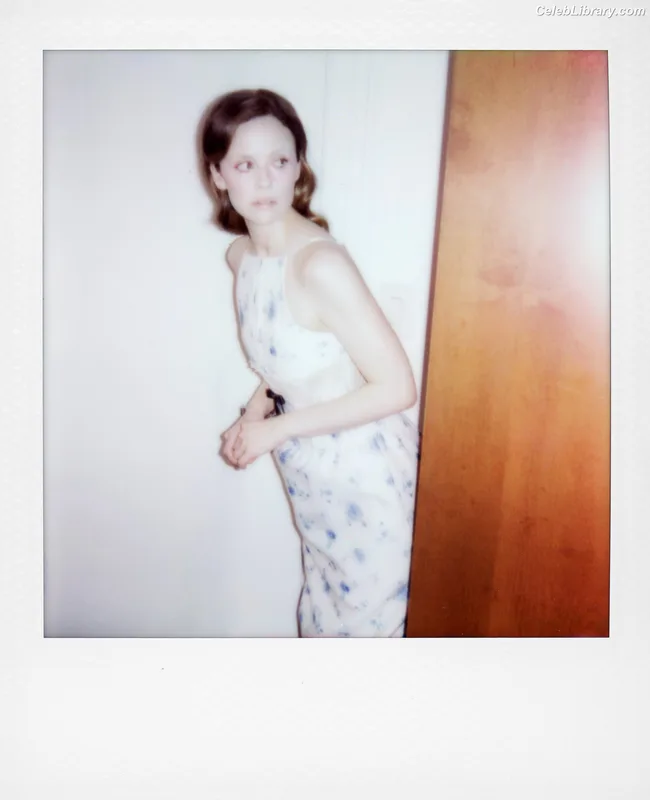 Sarah Ramos photo 8 of 11
