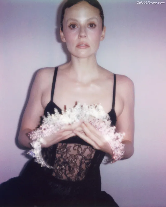 Sarah Ramos photo 11 of 11