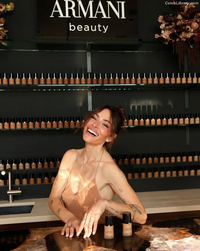 Sarah Shahi photo 3 of 13