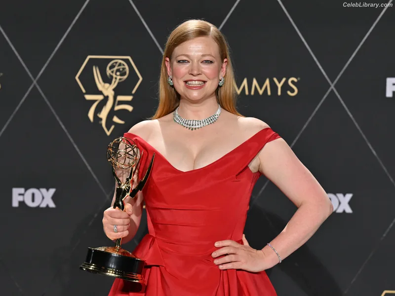 Sarah Snook photo 2 of 146