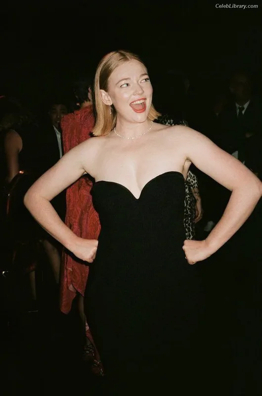 Sarah Snook photo 6 of 146