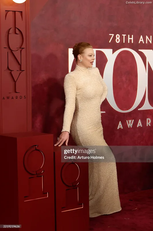 Sarah Snook photo 1 of 146