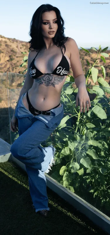 Saraya Bevis photo 10 of 838
