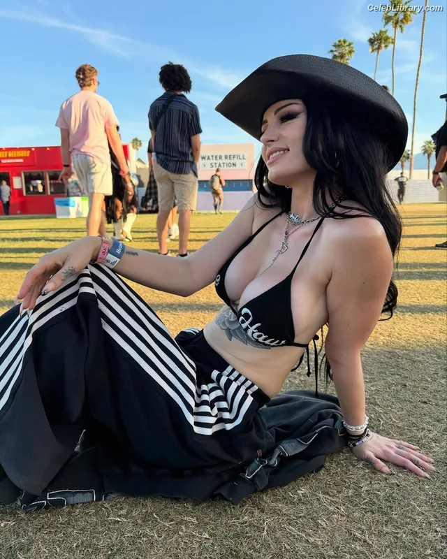 Saraya Bevis photo 2 of 838