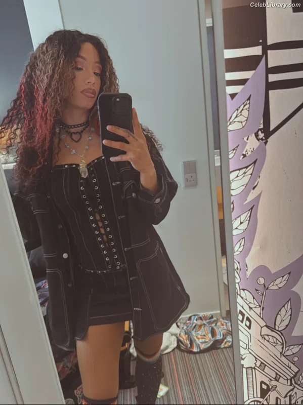 Sasha Banks photo 9 of 776