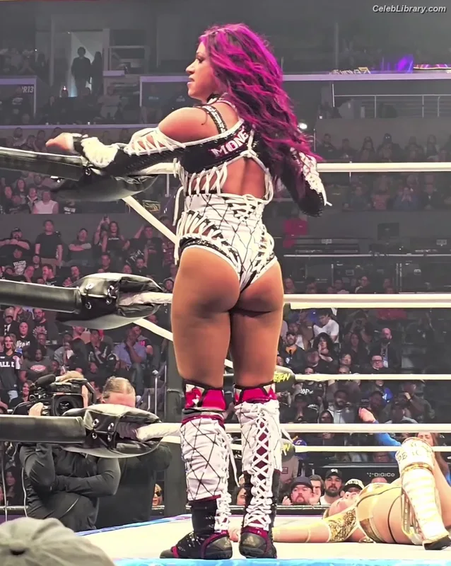 Sasha Banks photo 10 of 776