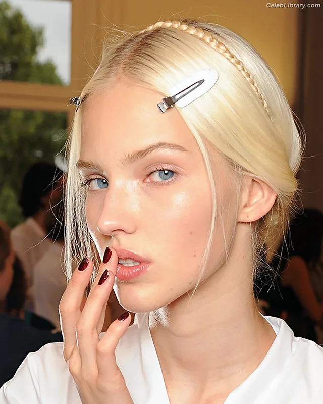 Sasha Luss photo 21 of 41