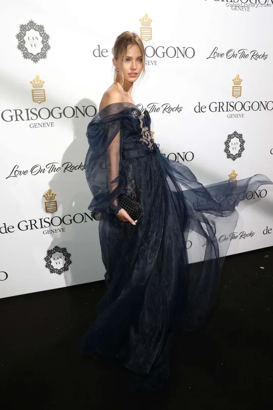 Sasha Luss photo 1 of 41