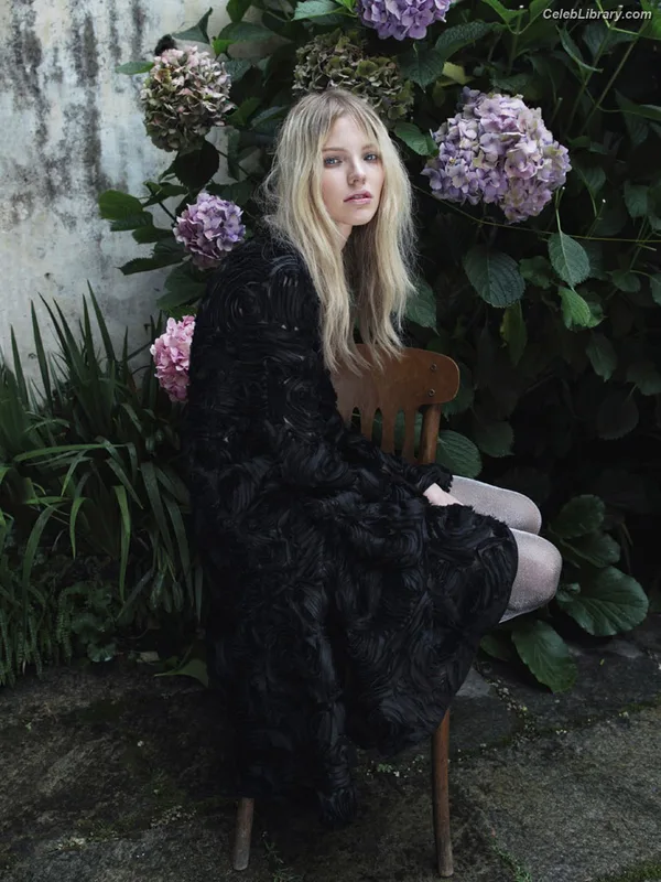 Sasha Luss photo 10 of 41