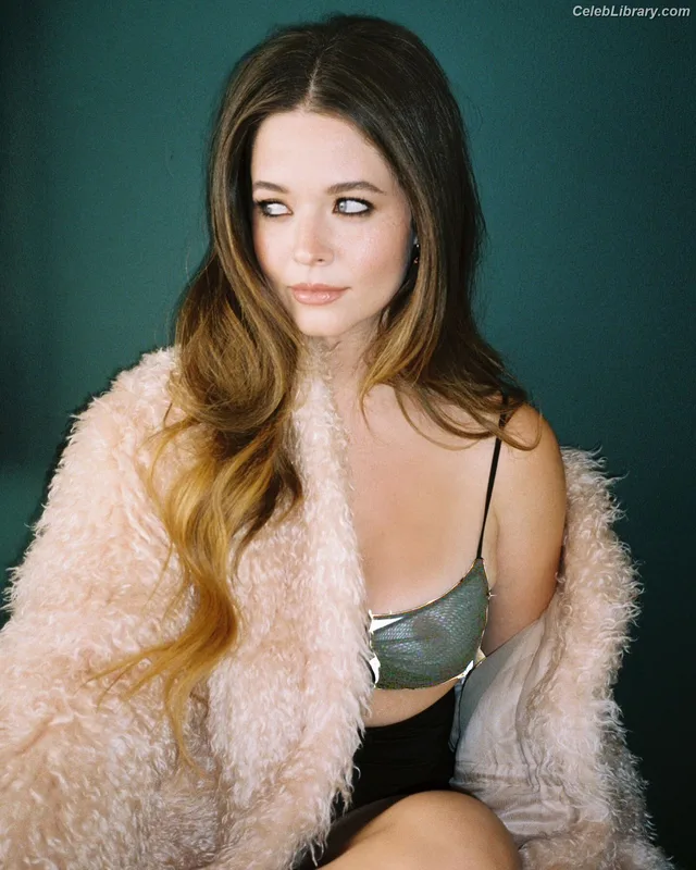 Sasha Pieterse photo 2 of 174
