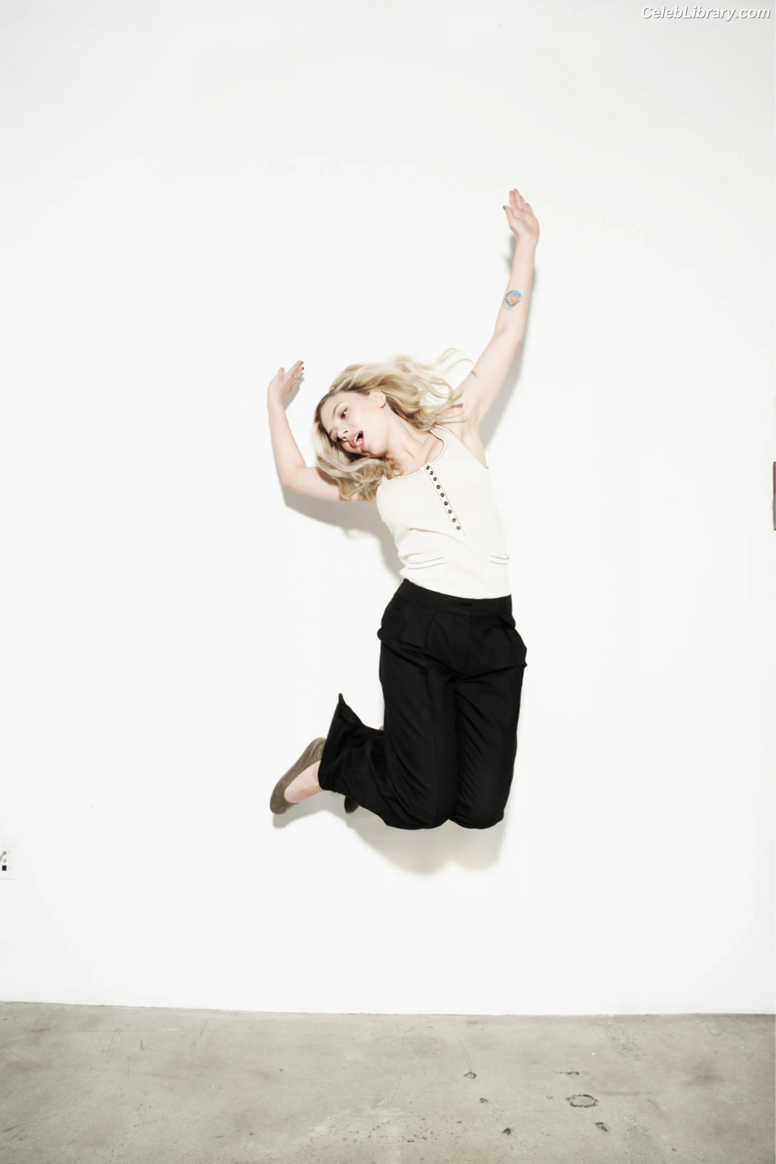 Scarlett Johansson photo 14 of 2619