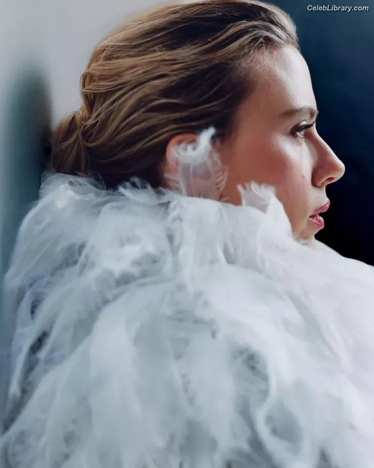 Scarlett Johansson photo 1 of 2619