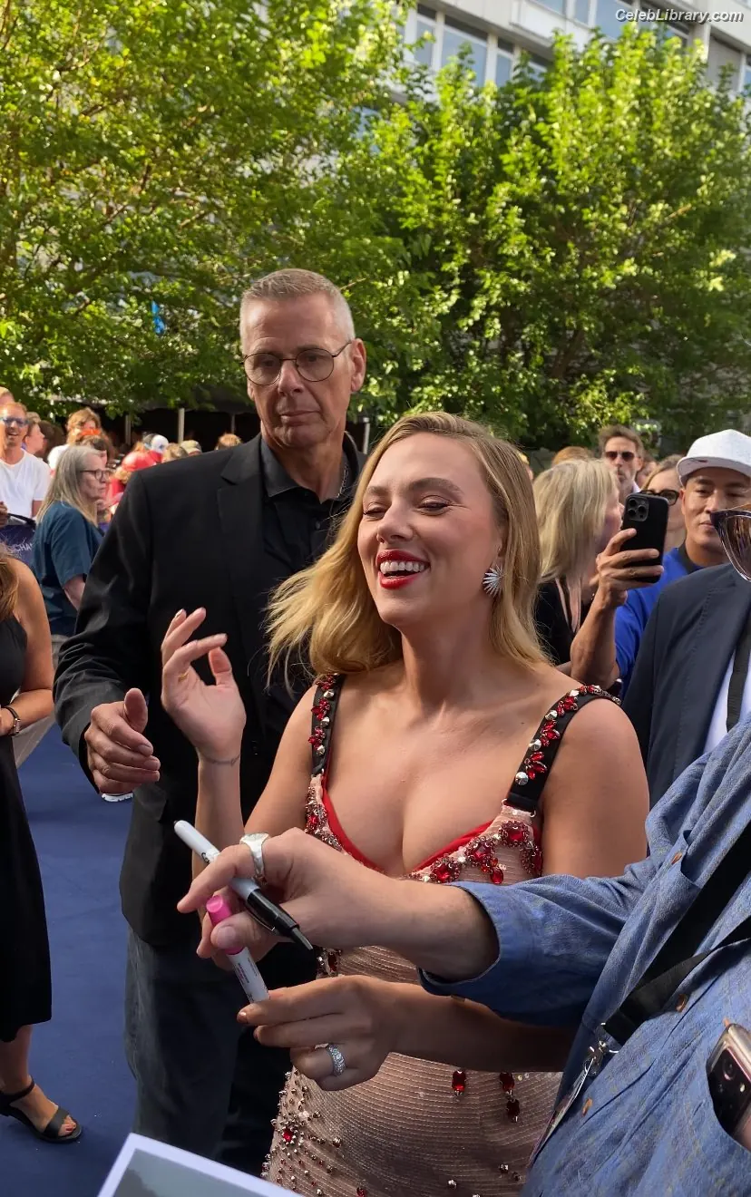 Scarlett Johansson photo 21 of 2619