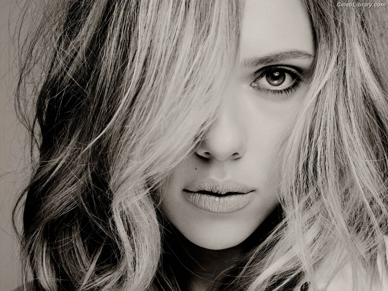 Scarlett Johansson photo 17 of 2619