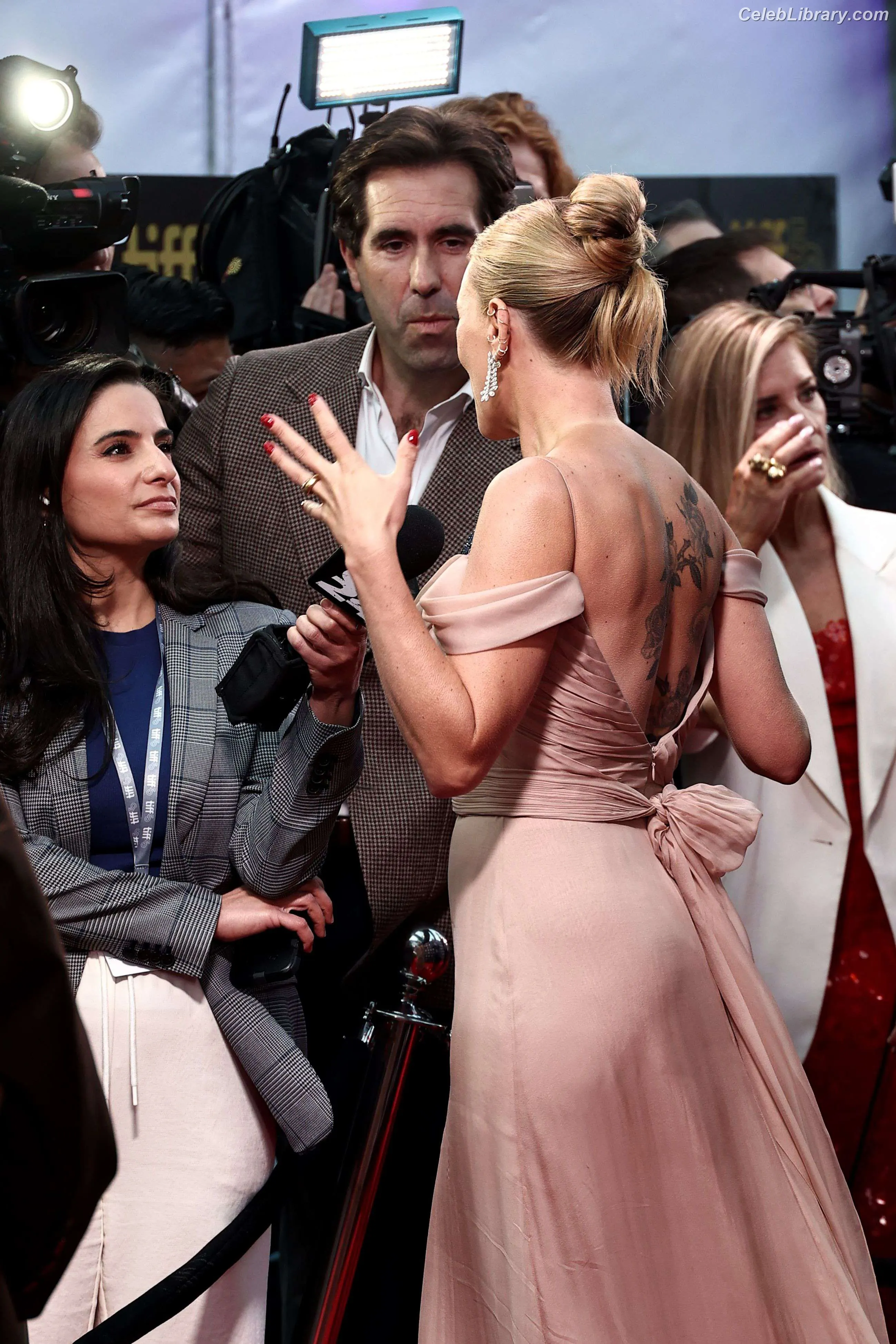 Scarlett Johansson photo 10 of 2619