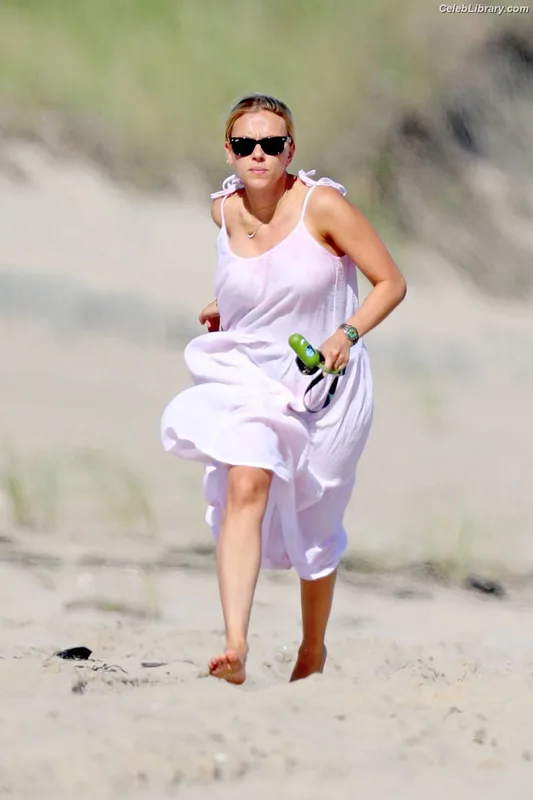 Scarlett Johansson photo 1 of 2617