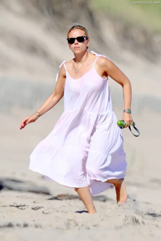 Scarlett Johansson photo 7 of 2617