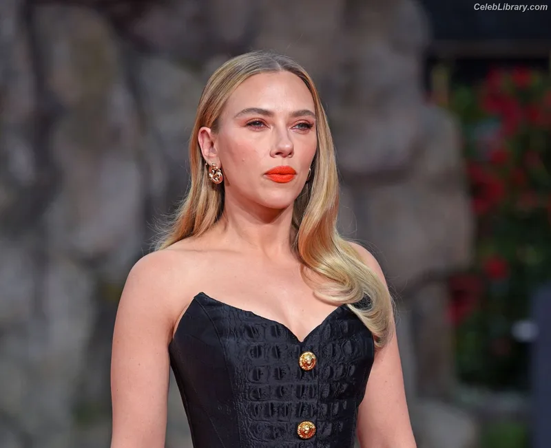 Scarlett Johansson photo 1 of 2617