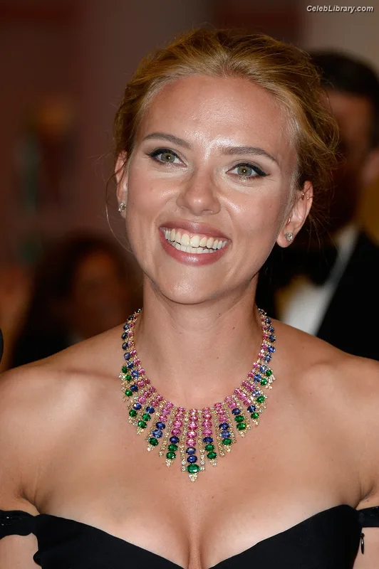 Scarlett Johansson photo 8 of 2617