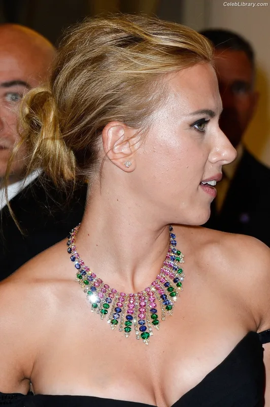 Scarlett Johansson photo 7 of 2617