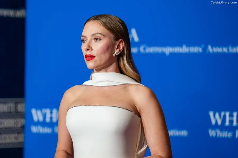 Scarlett Johansson photo 11 of 2617